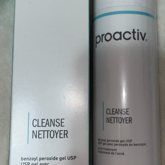 Proactiv Solution Renewing Cleanser - Picture 2 of 3